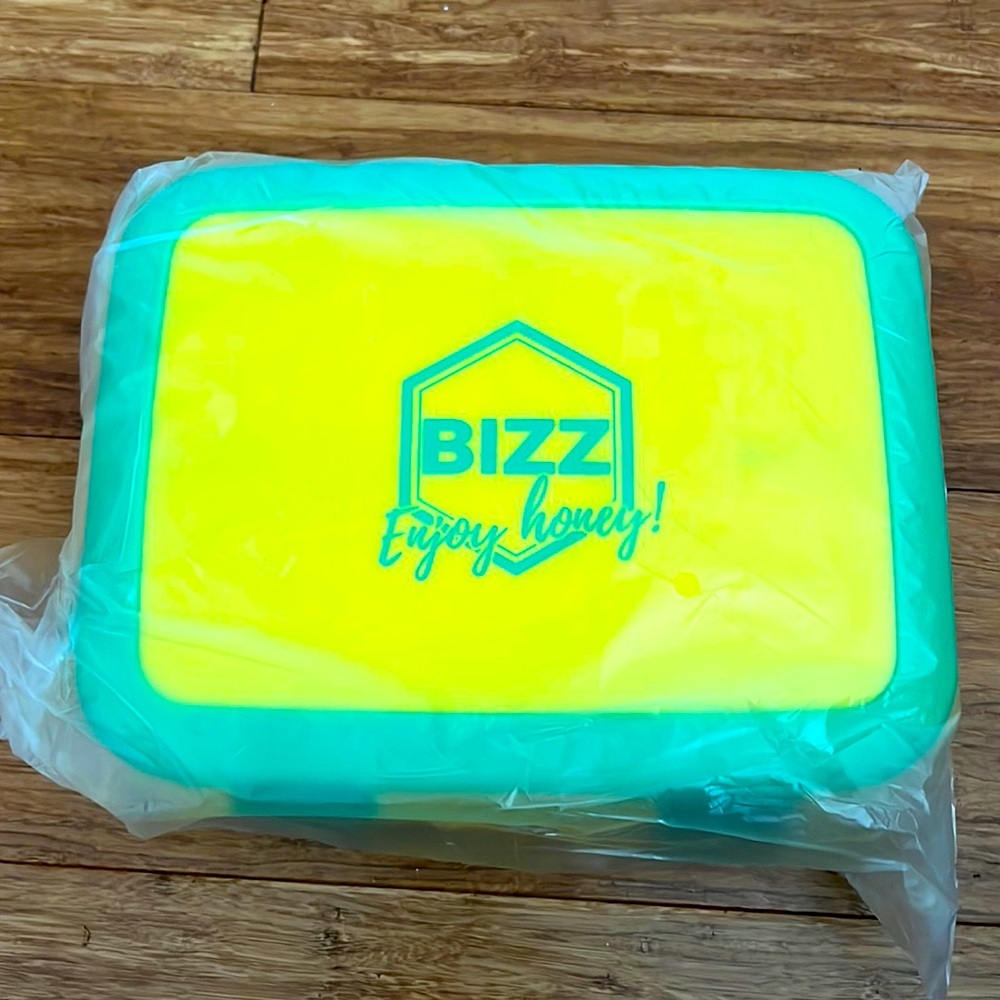 NEW Bizz Lunch Box Container with Reusable Spoon, 37-oz Fun Innovative Bento Box